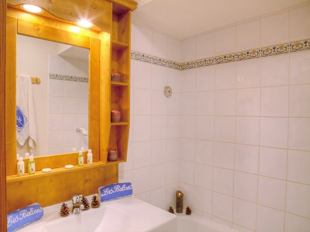 Les Balcons de Val Cenis Le Haut - badkamer met spiegel en wastafel