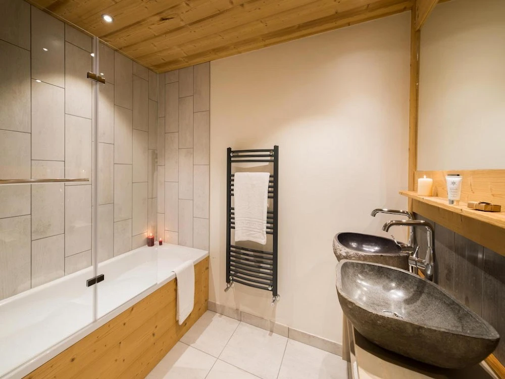 Chalet Altitude - badkamer met wastafels en handdoekenrek