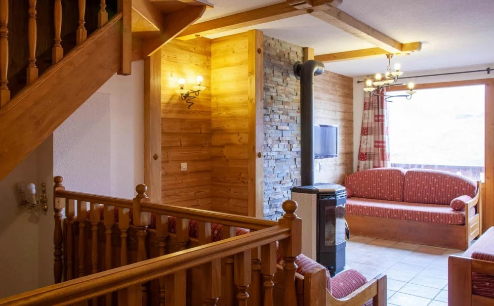 Les Balcons de Val Thorens Spa 9-kamer apt. voor max. 16 pers. woonkamer met trap en openhaard