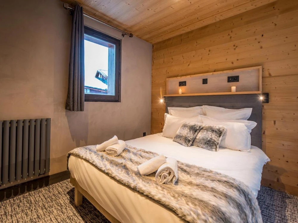 Chalet Altitude - slaapkamer met raam en 2-persoonsbed
