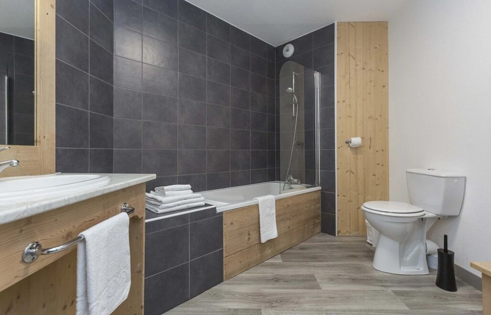 L'Oree des Pistes badkamer met bad en douche
