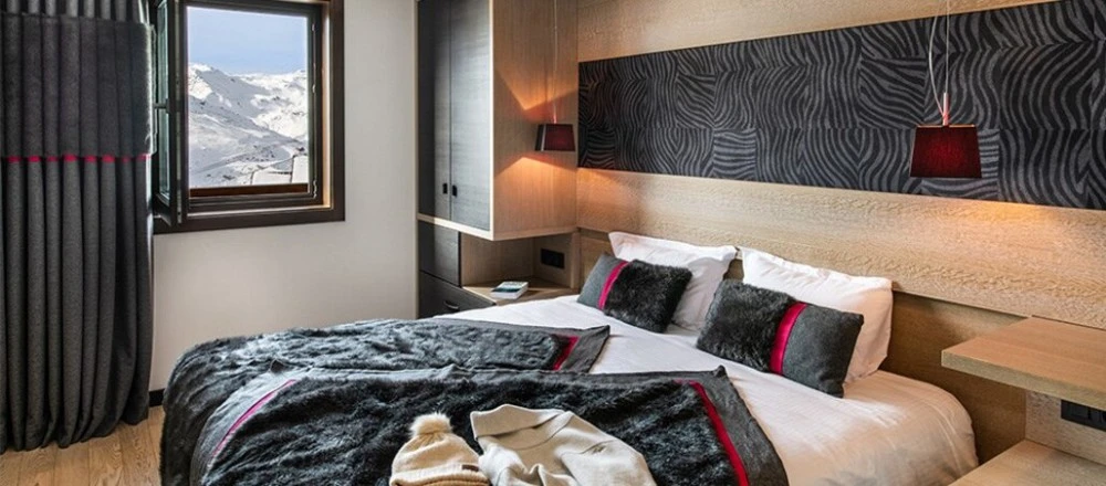 Village Montana Plein Sud - slaapkamer met raam en 2-persoonsbed