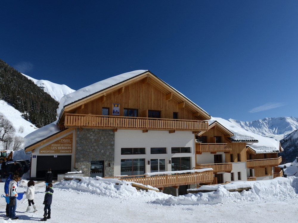 chalet Les Bergers - chalet met bergen en blauwe lucht