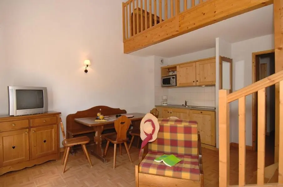 Les Chalets de St Sorlin - woonkamer met stoelen en trap