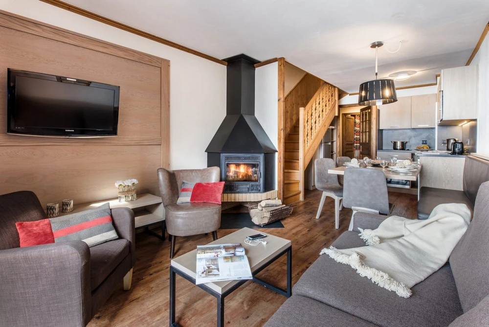 Village Montana - woonkamer met stoelen en openhaard