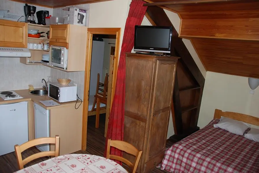 chalet La Grenouillere eettafel en tv
