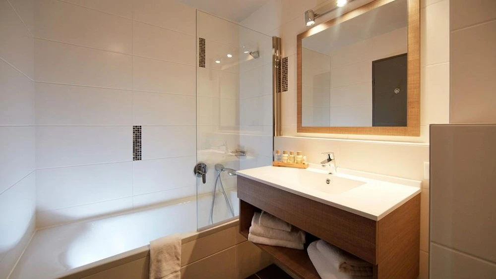 Les Chalets du Soleil CONTEMPORAINS - badkamer met wastafel en ligbad