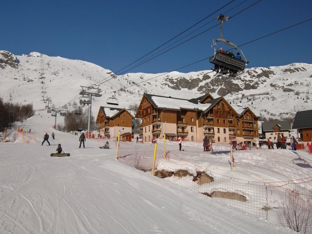 L'Oree des Pistes dorp met skilift