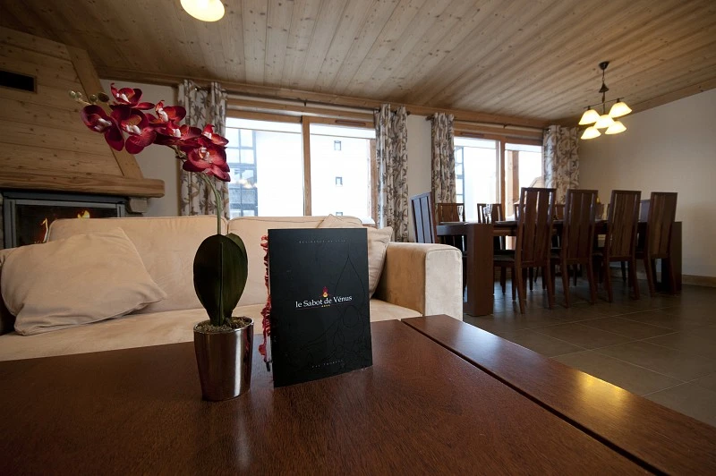 Le Sabot de Venus - woonkamer met koffietafel en zitbank