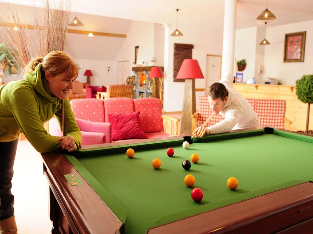 Les chalets des Marmottes - De lounge met snookertafel